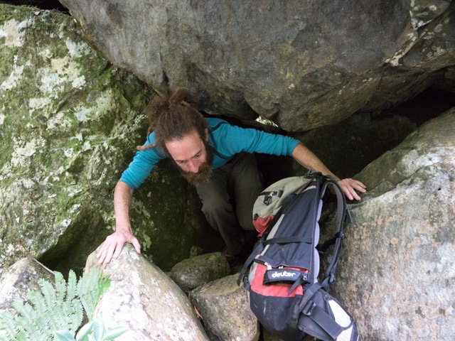 Avec le sac sur le dos, impossible de passer