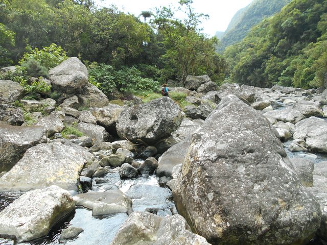 Gros rochers mais marche plus facile que sur petites pierres instables
