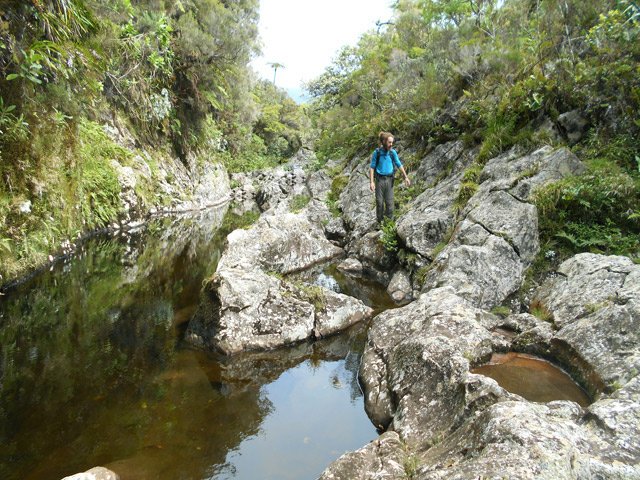 Peu de sentiers en bordure de rivière. Il faut marcher sur les coulées de basalte