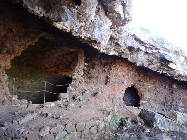 Des vestiges de maçonnerie sont encore visibles à l'extérieur comme à l'intérieur