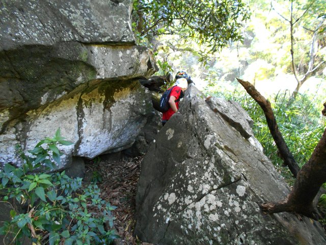 Le sentier passe entre de gros rochers