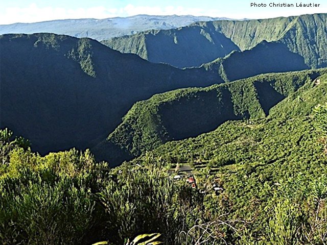 Plus haut, on a droit à tous les pitons entourant Grand Etang