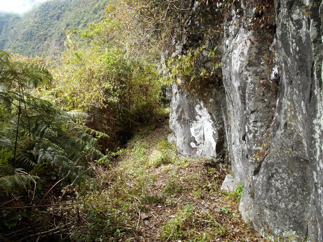 On longe très souvent des barres rocheuses dénudées