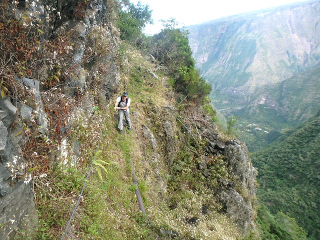 Le vide, très proche, est assez impressionnant pour les personnes sujettes au vertige