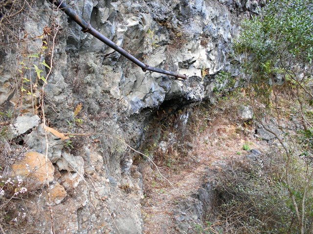 Des restes d'ouvrage, avant qu'on enterre la canalisation