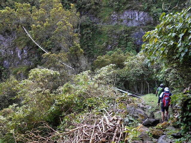 Après une bonne heure de cheminement quasi à plat, arrivée à la passerelle
