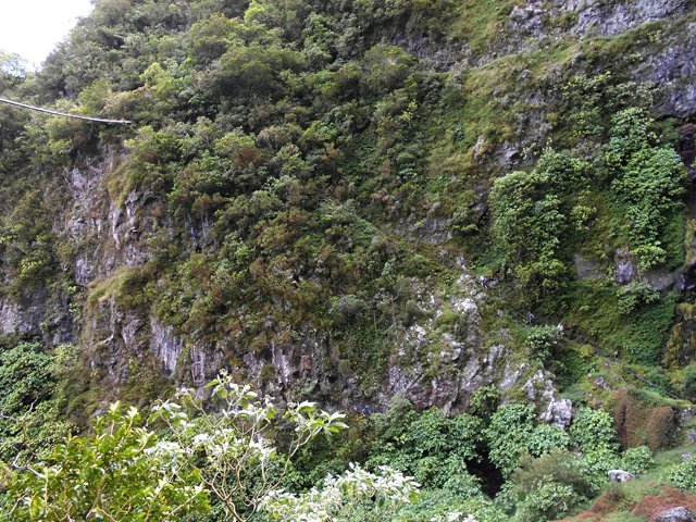La passerelle et le sentier dans la falaise pour le rejoindre