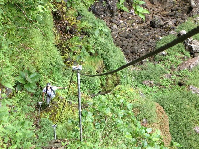 Une partie de la montée. Le fond du bassin caillouteux sous la cascade à sec