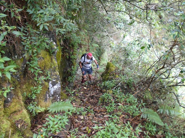 On retrouve la tuyauterie en marchant vers les captages