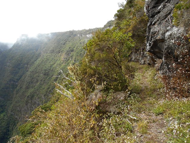 Le sentier est large mais il faut malgré tout prendre garde au vide