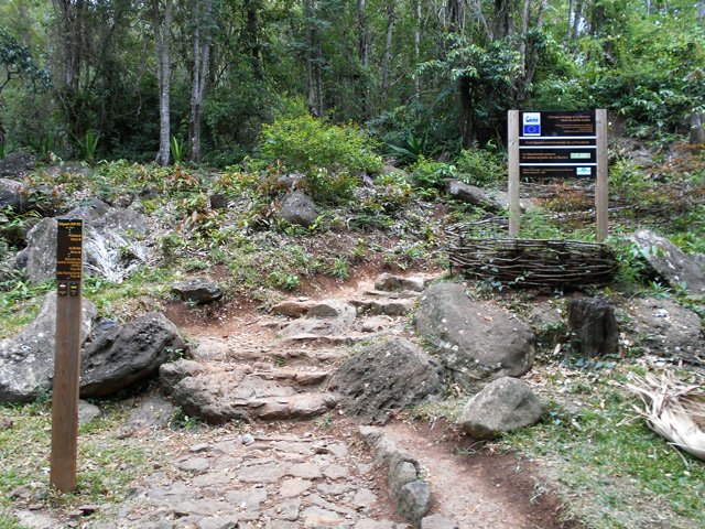 Le départ du GRR2 à la Providence est également le départ du sentier botanique