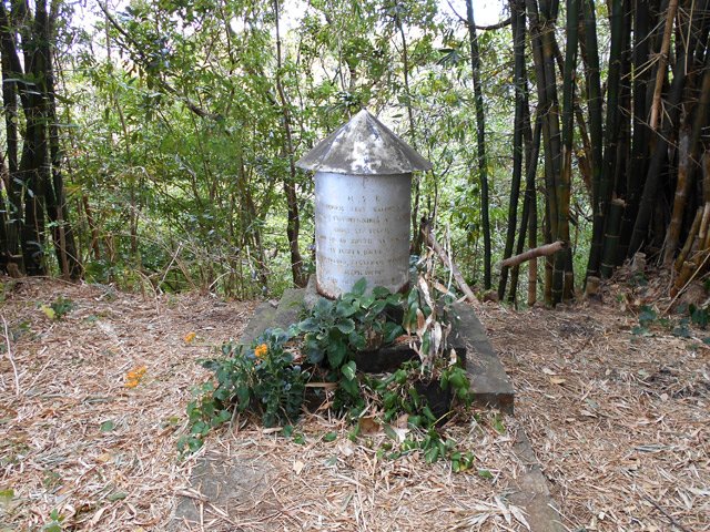 La tombe circulaire du Père Gurry