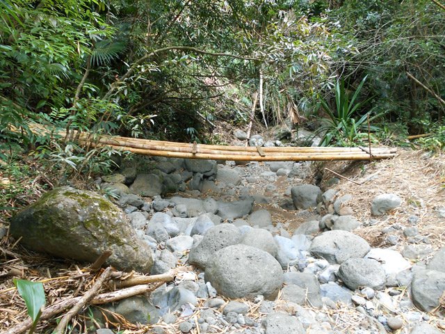 Le pont de bambous est un peu craquant. Préférer le lit de galets