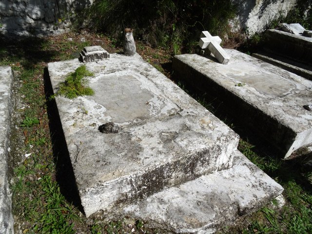 La famille de Gaudin de Lagrange repose dans un coin du cimetière