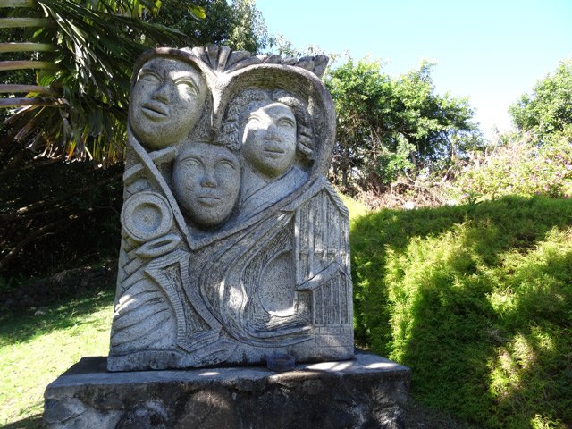 Plusieurs symboles sur cette sculpture au milieu du cimletière