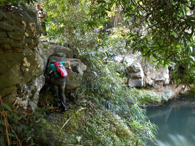 Cette petite échelle permet de passer le rocher au-dessus du vide