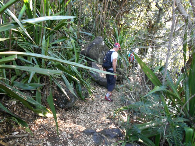 Sentier bien visible en rive droite