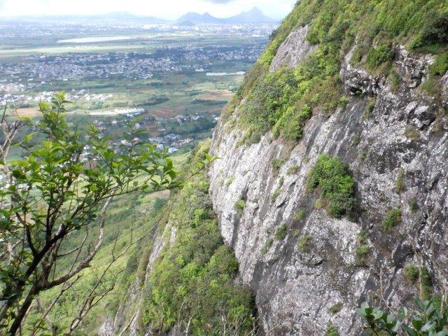 La falaise, sur la gauche en montant, est infranchissable en randonnée