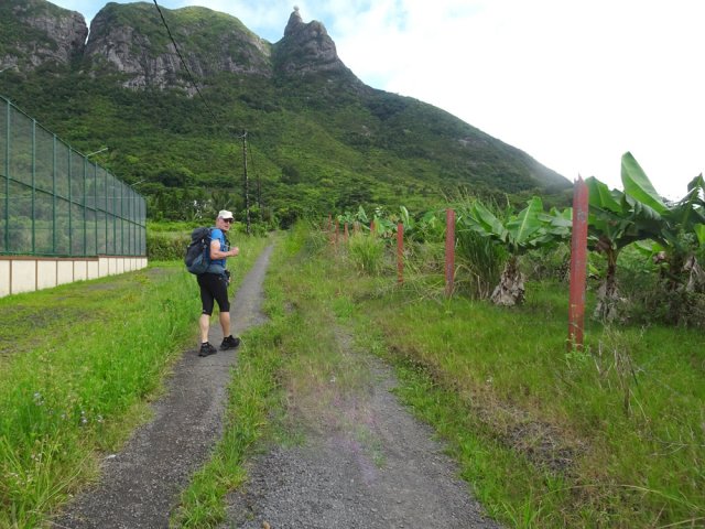 Longer le stade et marcher en gardant le roc en point de mire