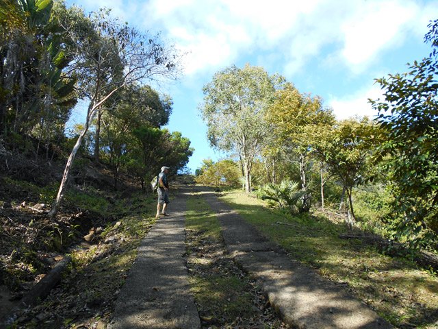 La piste monte fortement mais sur des bandes de roulement bétonnées