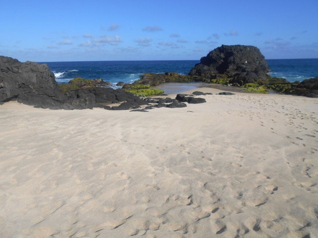 Une petite plage avant la rivière