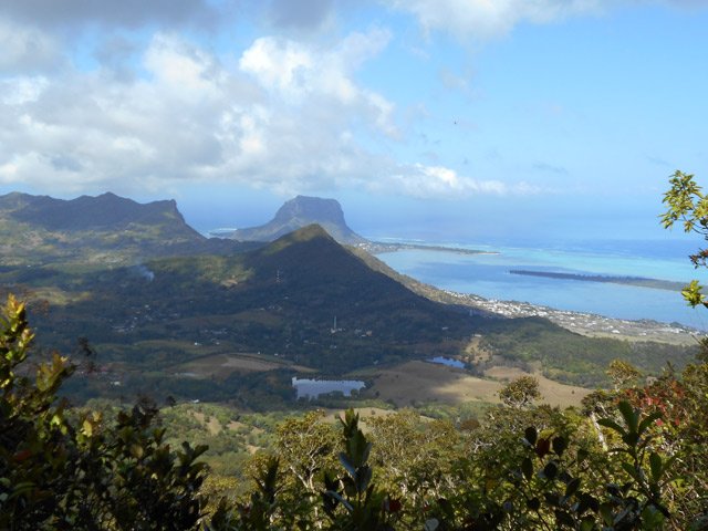 Point de vue aménagé pour admirer le Sud vers Chamarel et le Morne