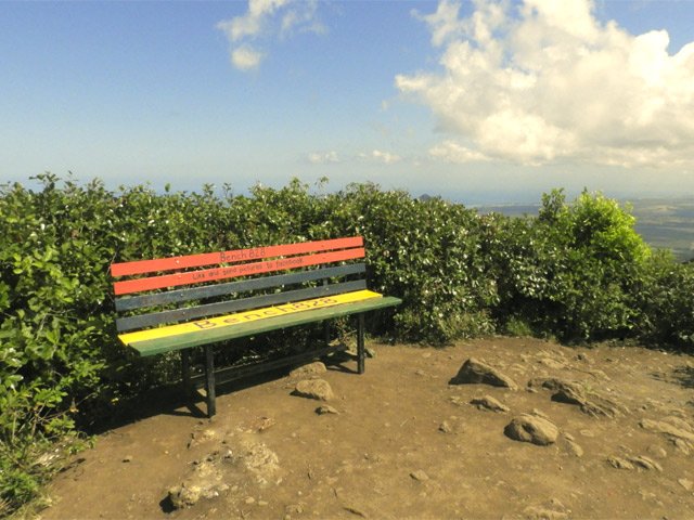 Le banc aux couleurs du pays pour profiter des panoramas