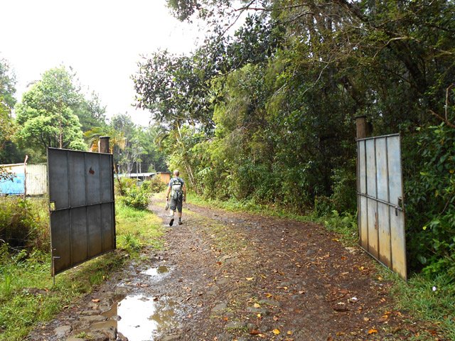 Si le portail est fermé en période de chasse, faire demi-tour et grimper le Piton Cocotte
