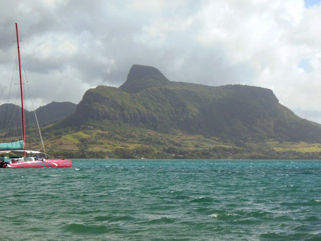 La montagne du Lion depuis le port de Mahébourg