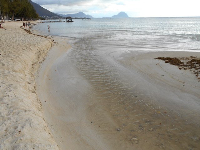 Petite rivière se jetant sur la plage à Wolmar
