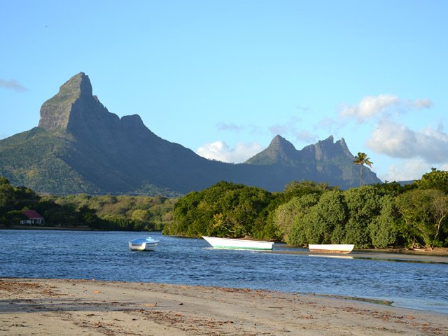 Magnifique vue sur la Montagne du Rempart et les Trois Mamelles depuis l'estuaire