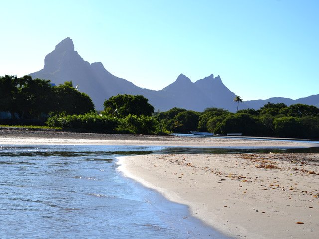Pour remonter vers Flic en Flac, traverser la rivière. Le courant est faible