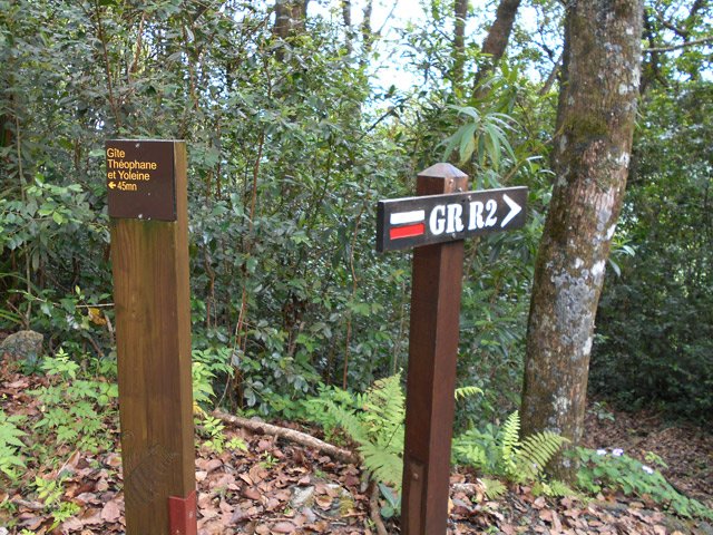 Prendre à gauche vers le Gîte de Basse Vallée