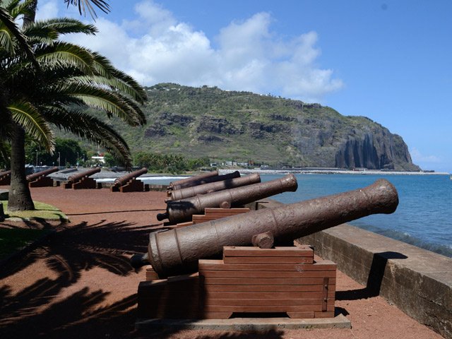 Les classiques canons du Barachois d'où l'on peut voir les travaux de la NRL