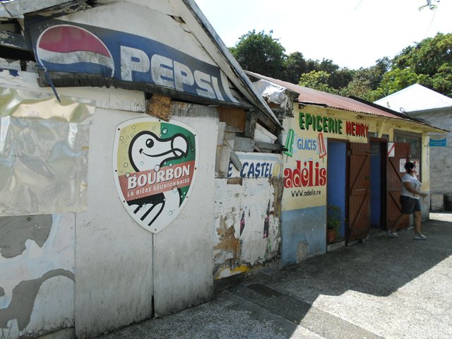 On trouve toutes les boissons rafraîchissantes dans l'épicerie Henry