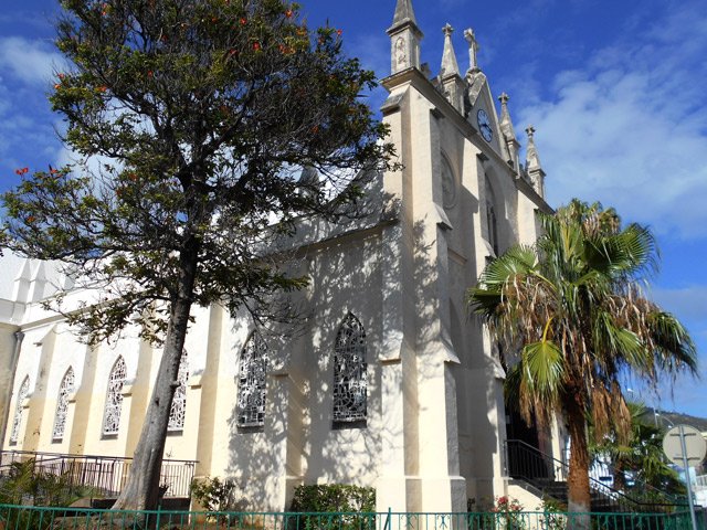 L'église Saint-Jacques dans son écrin de verdure