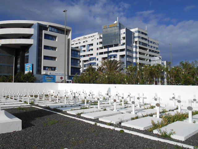 Le petit cimetière militaire entre le Boulevard Lancastel et l'océan