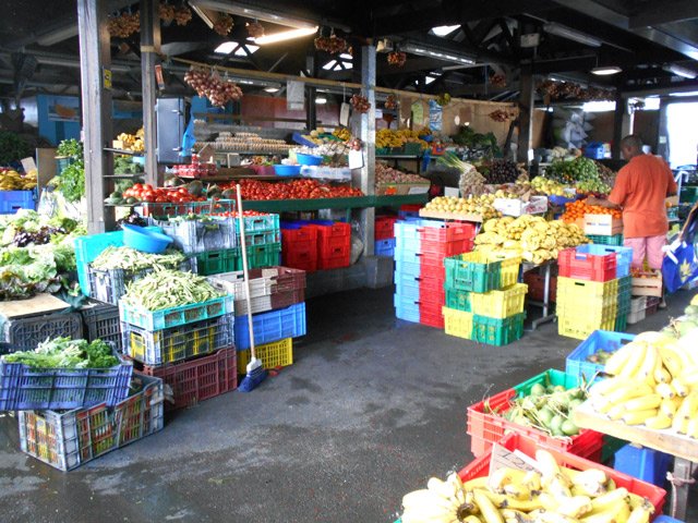 Ne pas hésiter à flâner à l'ombre dans le Petit Marché de la Rue Sainte-Anne