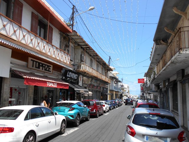 Plus de magasins que de cases créoles dans la Rue Jean Chatel