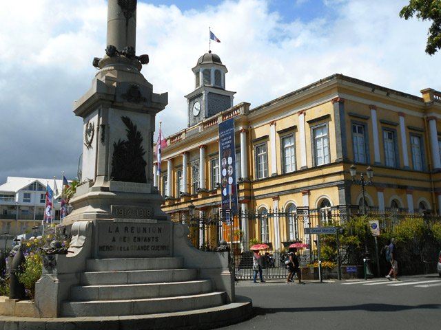 Le monument aux Morts de Saint-Denis, surmonté de la colonne de la Victoire, sert de rond-point