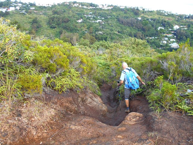 Le sentier est creusé par les ravinements et les multiples passages