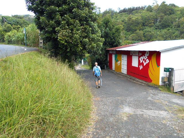 Les 50 m de route se poursuivent par un sentier béton et sur des pavés