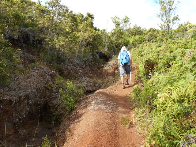 Le sentier longe une petite ravine creusée dans les terres ocres
