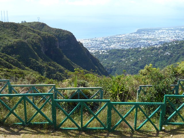 Point de vue sur le chef-lieu et la Rivière St-Denis avant d'entamer la boucle