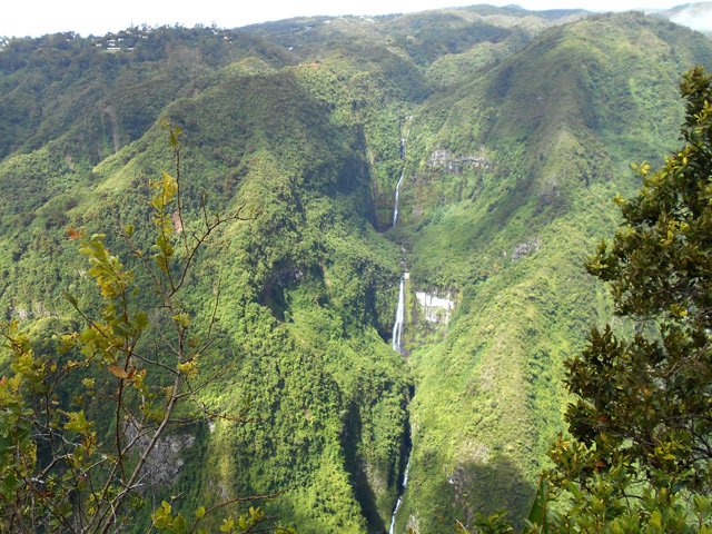 Une trouée dans la haie pour admirer les cascades du Grand Bras