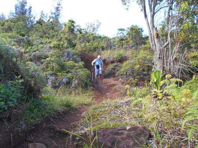 La descente est souvent glissante sur les terres rouges de la région