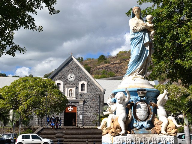 Petite halte à la fontaine de l'église de la Conversion