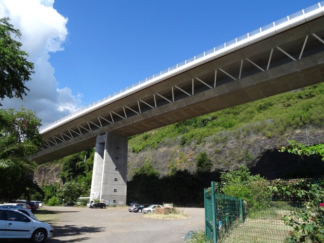 Vu d'en-dessous, le viaduc du Bernica est impressionnant
