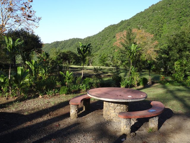 Une des rares tables destinées au pique-nique