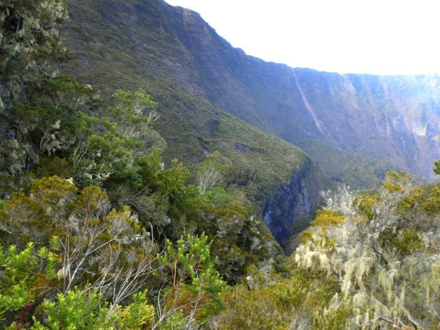Le haut du Cap Blanc et un éboulis au loin